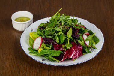Raddish salatası ve otlar