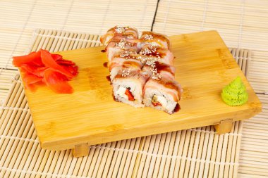 Midye ile lezzetli domuz pastırması suşi rulo