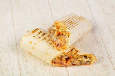 İştah açıcı büyük shawarma et, sos ve salata ile