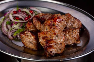 Izgara domuz Barbekü soğan ile