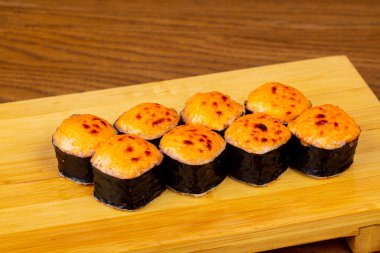 Somon ile lezzetli kızarmış peynir suşi rulo