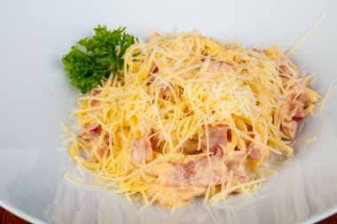 Jambon ve peynir ile lezzetli carbonara makarna
