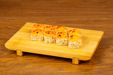 Lezzetli kızarmış peynir suşi orkinos ile rulo