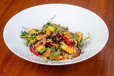 Tavuk lezzetli haşlanmış sebze