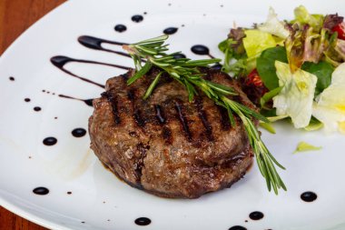 Lezzetli kızarmış sığır eti hissesi salata ile