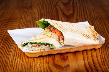 Shawarma domuz eti ve domates ile