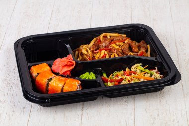 Rulo, şehriye ve et ile bento