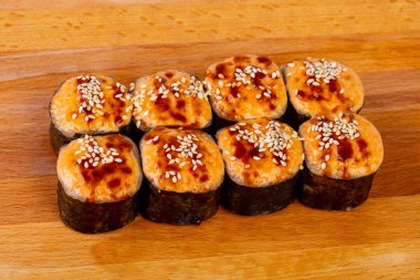 Susam ve balık pişmiş rulo