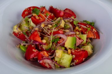 Kinoa, avokado ve sebze salatası