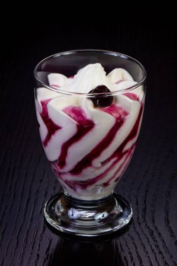 Lezzetli blackberry Ice cream şurubu ile