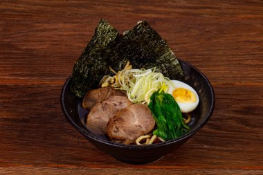 Sığır eti ve yumurta çorba ramen