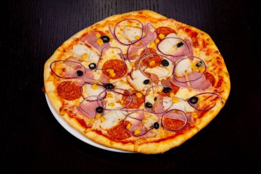 Lezzetli et pasta pizza salam, jambon ve soğan ile