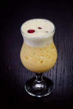Pina Colada kokteyli tatlı galss