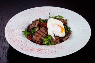 Haşlanmış yumurta salatası lezzetli sığır eti kesmek