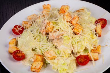 Lezzetli Sezar Salata tavuk ve domates ile