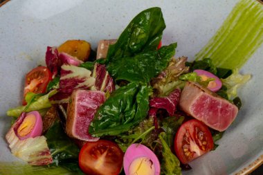 Ton balığı salatası yumurta ve domates