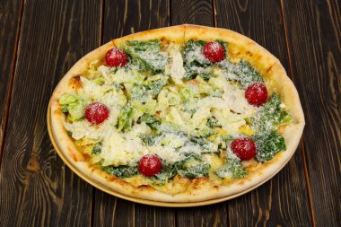 Pizza Sezar tavuk ve domates ile