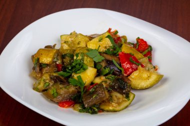 Tabak pişmiş sebze salatası