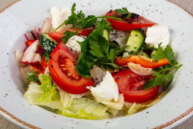 Mozzarella peyniri ve sebze salatası