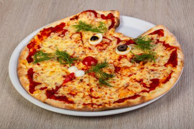 Çocuklar pizza peyniri ve domates ile