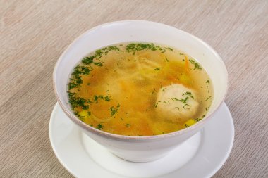 Tavuk çorbası erişte ve otlar ile