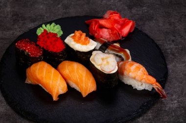 Japon Suşi ile çeşitli madde ayarla