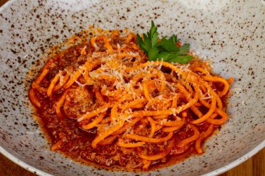 Makarna spagetti bolognese sos ile