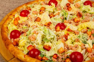 Sezar pizza karides ve salata yaprakları ile