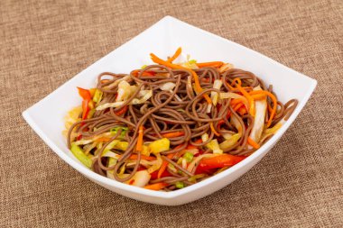 Soba noodle vegeetables ve baharat ile