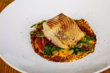 Baharat ile kavrulmuş balık halibut