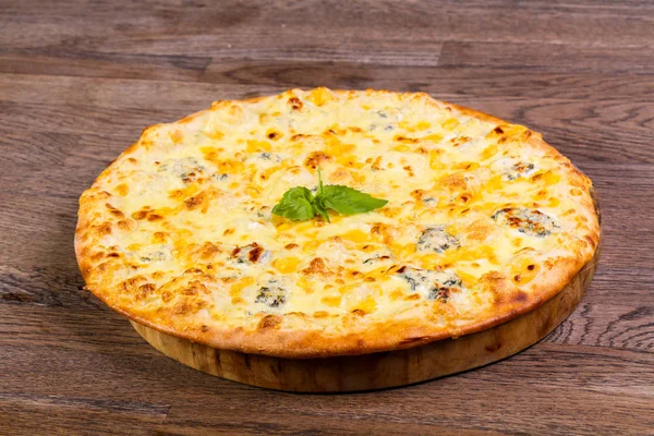 Vier Käse Pizza Serviert Basilikum — Stockfoto
