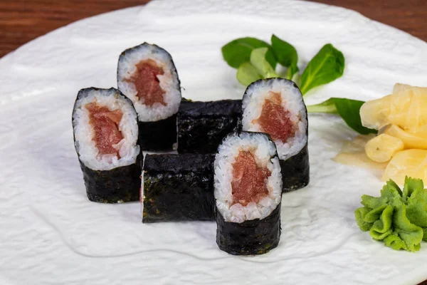 Rolo Maki Frio Tradicional Japonês Com Atum — Fotografia de Stock