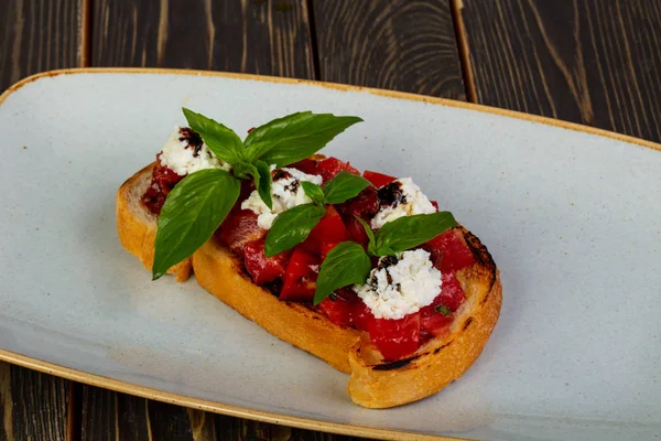 Bruschetta Con Tomate Queso Servido Albahaca — Foto de Stock