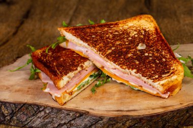 Jambonlu ve peynirli sandviç.