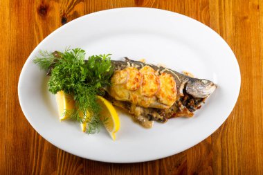 Mantar ve sos ile doldurulmuş alabalık