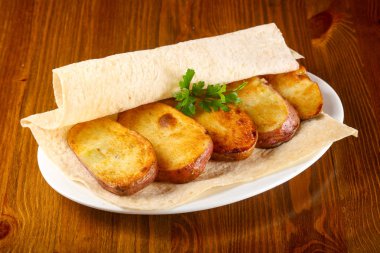 Ahşap arka plan üzerine dilimlenmiş patates