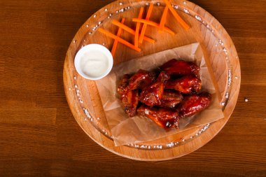 Tavuk kanatları Barbekü sos