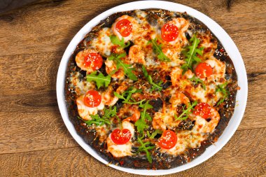 Karides ve roka ile pizza.