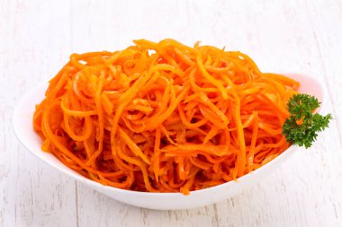 Kabın içinde çekilen havuç yığın