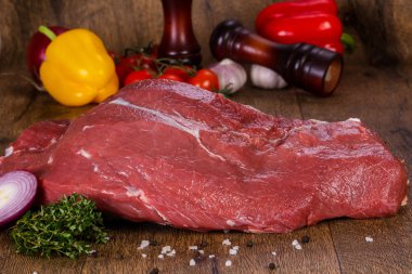 Ahşap arka planda çiğ et