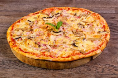 Jambon ve mantar pizza fesleğen hizmet