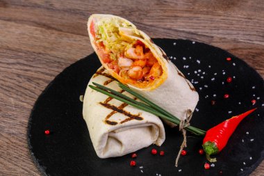 Tavuk ile biber hizmet tortilla rulo