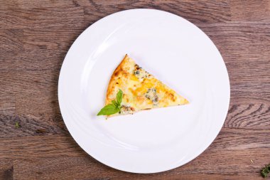 Fesleğen servis dört peynirli pizza