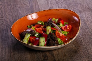 Karaciğer ve sebze salatası