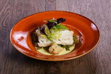 Salata yaprakları ile haşlanmış FITH