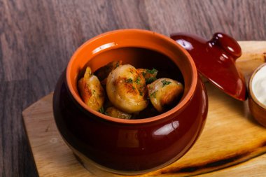 Krem ve otlar ile kavrulmuş köfte