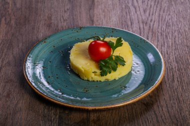 Domates ve maydanoz püresi patates servis