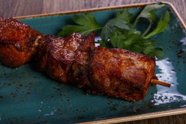 Maydanoz sığır eti şiş sos ile servis