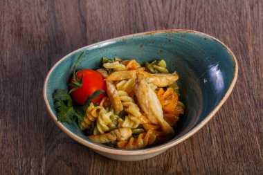 Makarna ile servis tavuk domates ve maydanoz