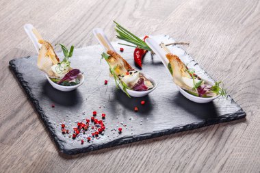 Yılan balığı ve Bıldırcın yumurta ile snack